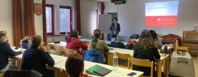 Pferderechtsanwältin Nina Ollinger wieder Vortragende des diesjährigen Lehrgangs des Instituts für Tiermassage